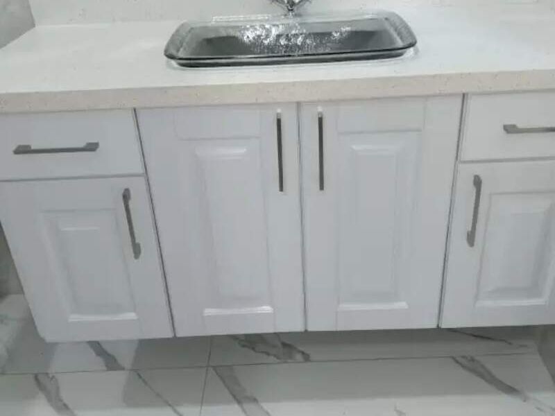 Modular de baño blanco en San Salvador