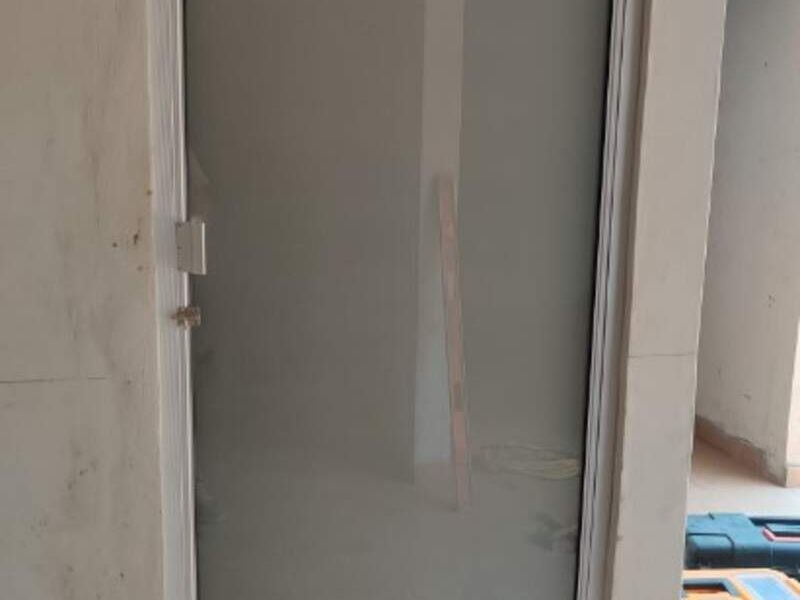 Puerta aluminio en Ilobasco