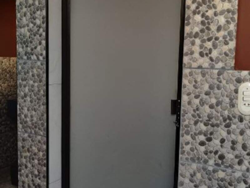 Puerta de aluminio negro en Ilobasco