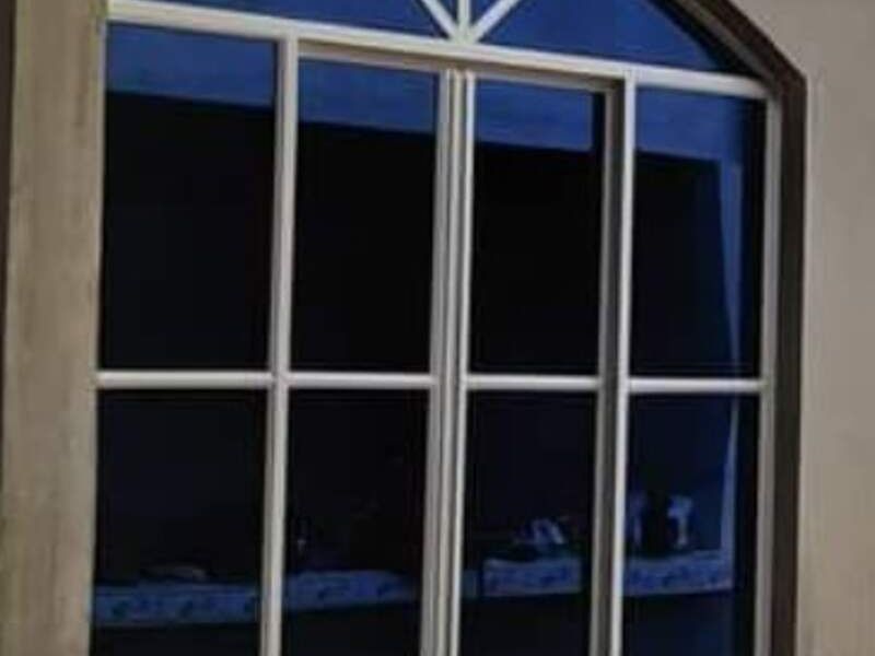 Ventana vidrio azulado en Ilobasco