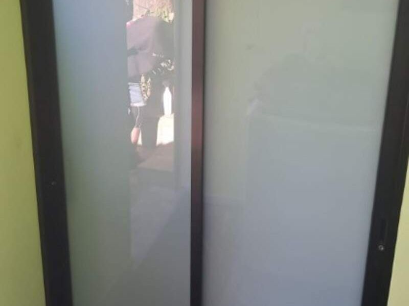 Puerta corrediza negra en Citalá