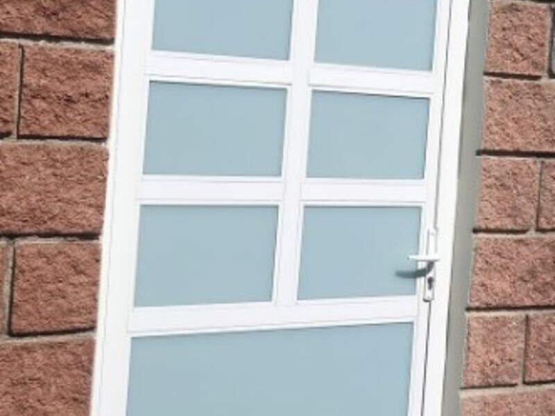 Puerta aluminio blanco en Citalá