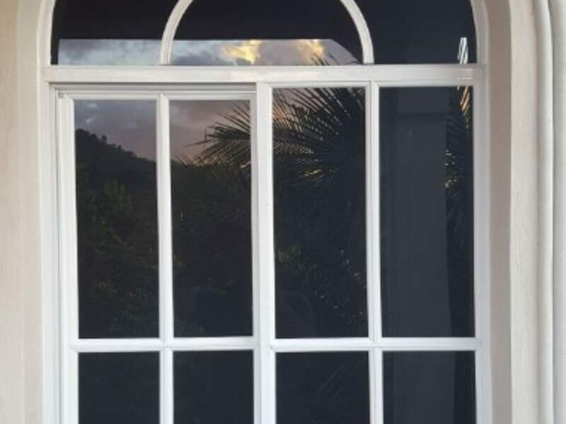 Ventana corrediza blanca en San Ignacio