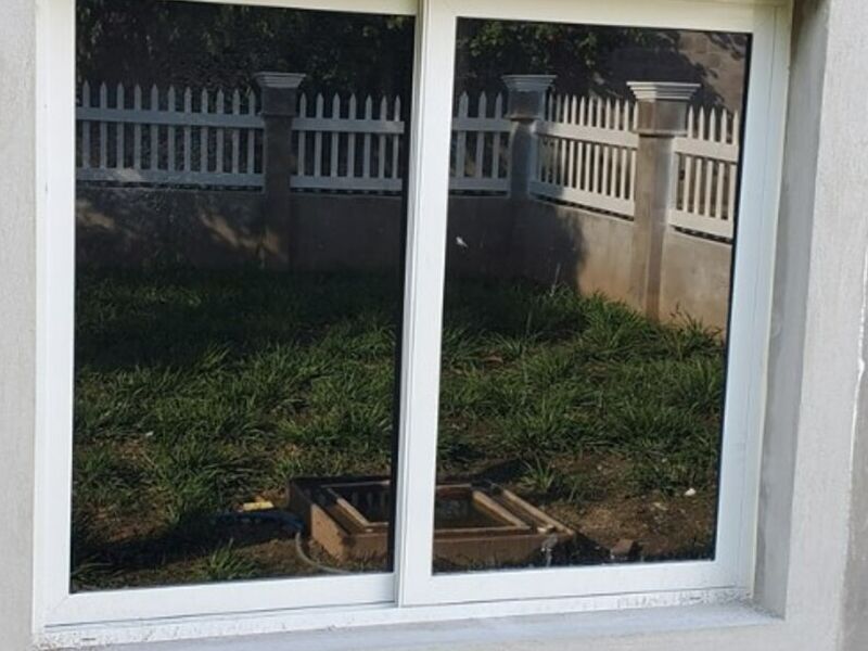 Ventana corrediza blanca en Alabama