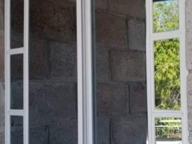 Ventana corrediza blanca en Quezaltepeque