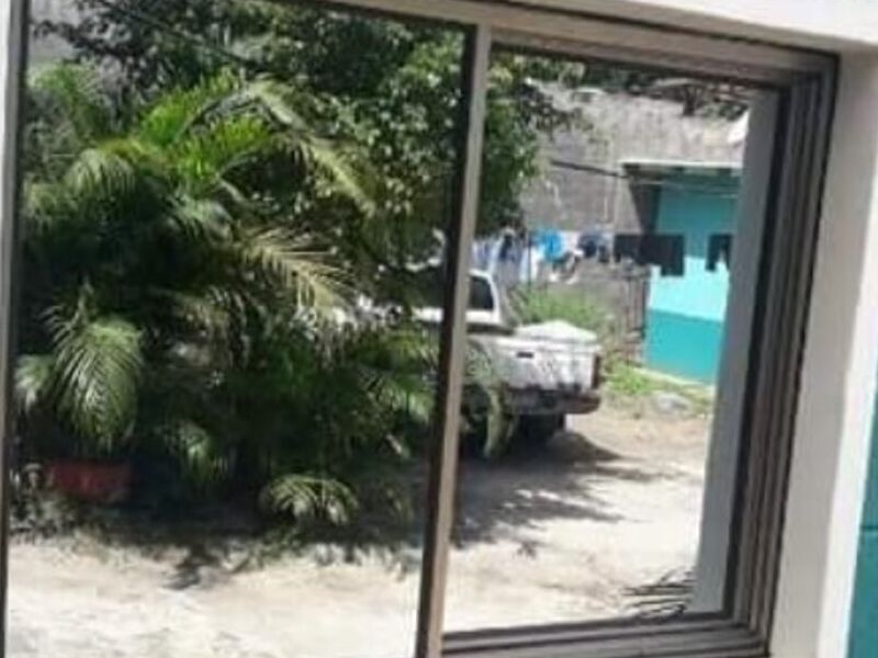 Ventana corrediza negra en Atiquizaya