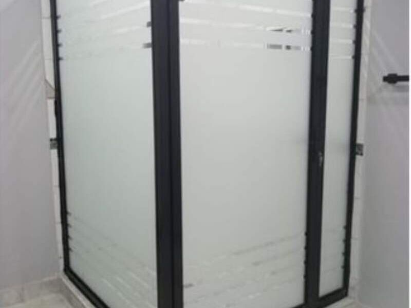 Puerta de baño vidrio duplex en San Miguel