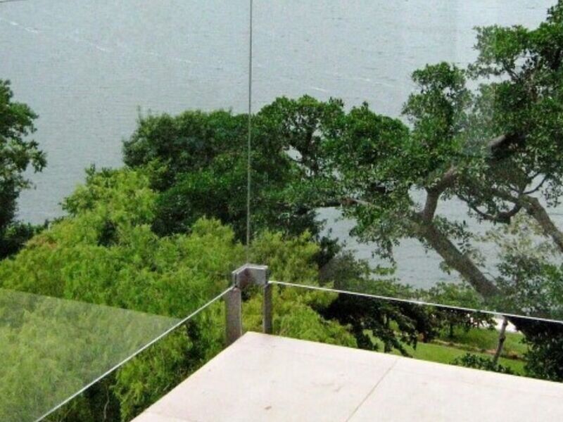Barandal de vidrio en San Salvador