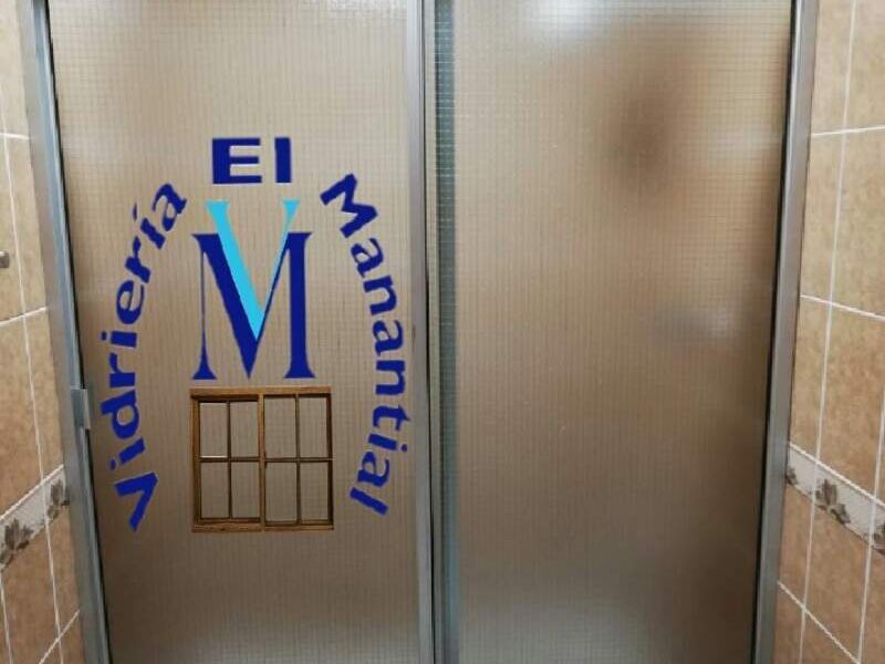Puerta para baño Vidriería El Manantial SV